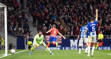 El delantero noruego del Atlético de Madrid, Alexander Sorloth, celebra el 2-1 al Alavés. 
