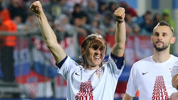 Luka Modric celebra la clasificaci&oacute;n de Croacia para la Eurocopa 2020.