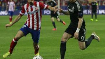 Juanfran trata de quitarle el bal&oacute;n a Torres.