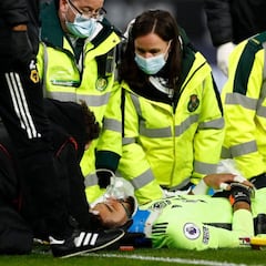 Susto en la Premier: Rui Patricio, retirado en camilla y con oxígeno