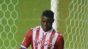 Daniel Ndi abandona el campo tras lesionarse en el encuentro de Liga BBVA entre el Sporting y el Rayo Vallecano disputado el viernes en El Molinón.