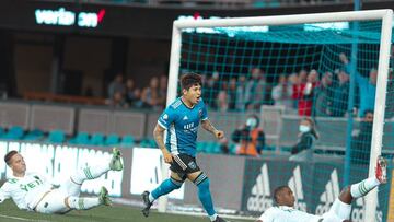 Javier Eduardo López festeja un gol con el San José Earthquakes.