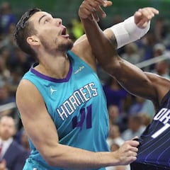 Biyombo vuelve a Charlotte como competencia para Willy