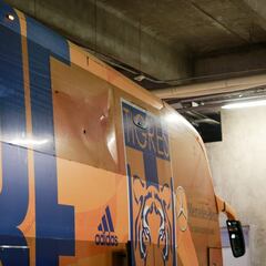 Vídeo: Hostil llegada de Tigres al Akron, les aventaron piedras y dañaron su camión