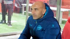 El entrenador del Alav&eacute;s, Abelardo Fern&aacute;ndez, en el banquillo en su partido ante el Girona, de la decimocuarta jornada de liga en Primera Divisi&oacute;n que se disputa en el estadio de Montilivi.