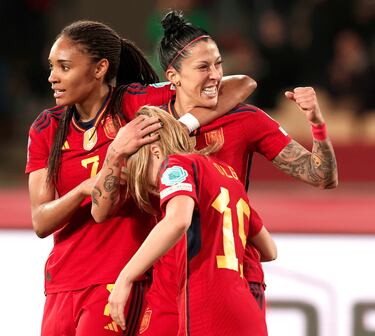 1-0. Jennifer Hermoso celebra el primer gol que marca en el minuto 41 de partido.