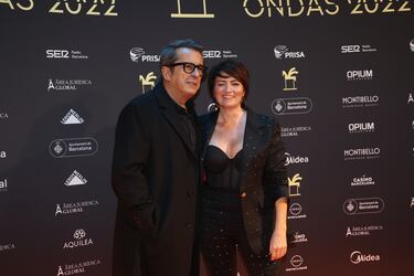 El artista catalán premiado como mejor presentador. Junto a su mujer, Silvia Abril.