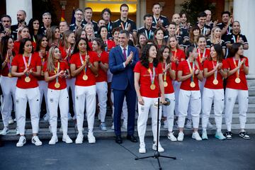 La visita de las campeonas del mundo a Pedro Sánchez en imágenes