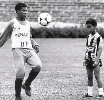 Roberto jugó de manera profesional y Ronaldinho siguió sus pasos años más tarde. El alumno superaría al maestro.