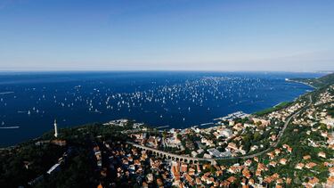 Vista de los veleros participantes en la 57.ª edición de la tradicional regata Barcolana, en el Golfo de Trieste, noreste de Italia.
