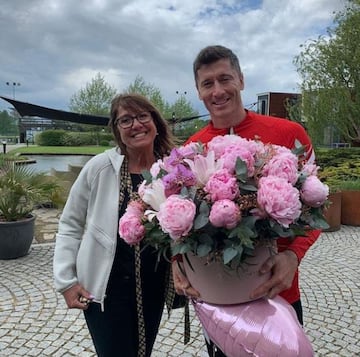 Creció en una familia de deportistas. Su padre fue un destacado campeón de judo y hasta logró ser futbolista profesional y su madre Iwona jugó al voleibol profesionalmente con el AZS Warszawa (en la imagen junto a su madre). Su hermana ha seguido los pasos de su madre en el voleibol.