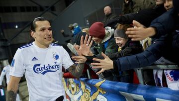 Federico Santander celebra un triunfo con los aficionados del Parken.