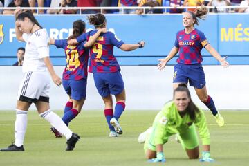 Las jugadoras del Barcelona celebran el 1-0 de Alexia Putellas. 
 



