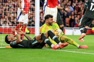 Luis Díaz asiste y Salah rescata al Liverpool en casa del Arsenal