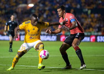 El torneo no ha sido el mejor para el equipo de Ricardo 'El Tuca' Ferretti. La afición del 'Volcán' los despidió con abucheos después del empate a 2 frente a Lobos BUAP. Y no es para menos, ya que los felinos han hipotecado sus opciones de entrar a Liguilla al quedarse en el octavo lugar de la tabla general. Su cierre de campaña no es fácil: enfrenta a Morelia y Tigres, rivales directos por el pase a la fase final, y cierra con Chivas. ¿Le habrá pesado al 'Tuca' compaginar a Tigres al mismo tiempo que la Selección Mexicana?