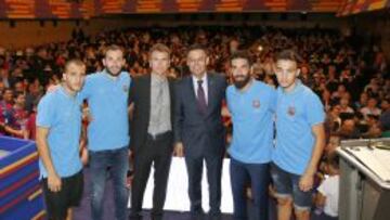 Aleix y Arda, con Bartomeu, Robert, Sandro y Munir.