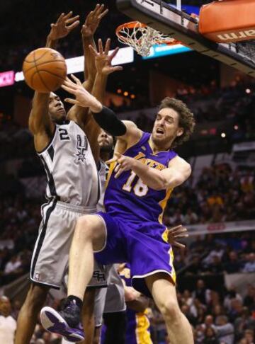 Pau Gasol ante Kawhi Leonard en una jugada del partido contra San Antonio Spurs.