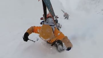 Aymar Navarro, Txema Trull y Alexis Ferrera subiendo una montaña nevada en la Val d'Aran (Lleida, Catalunya, España), el 16 de mayo del 2023.