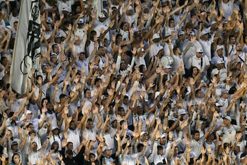 Los fanticos del Santos vitorean mientras esperan la llegada de la estrella del ftbol brasile?o Neymar antes de su presentacin como nuevo jugador del equipo de ftbol Santos en el Estadio Urbano Caldeira.