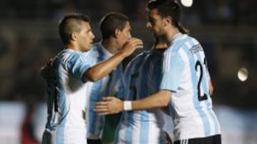 Sergio Agüero (d) de Argentina celebra con Javier Pastore (d) tras anotar el segundo gol ante Bolivia hoy, sábado 6 de junio de 2015, durante un partido amistoso previo a la Copa América 2015 en el estadio Bicentenario de San Juan (Argentina). EFE/Nicolás Aguilera