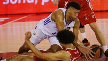 Edy Tavares (Real Madrid) e Ismael Bako (Baxi Manresa), dos de los jugadores con más amenaza de la Liga por encima del aro, pelean un balón a ras de suelo.