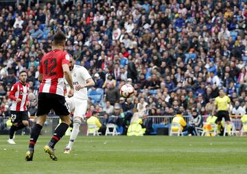 El jugador del Real Madrid Benzema marca el 3-0 al Athletic Club. 