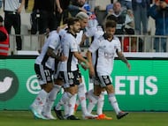 Futbol, Colo Colo vs Real Betis.
Partido Amistoso 2022.
El jugador de Colo Colo Juan Martin Lucero, centro, celebra con sus companeros su gol contra Real Betis durante el partido amistoso disputado en el estadio Ester Roa Rebolledo de Concepcion, Chile.
16/11/2022
Eduardo Fortes/PHOTOSPORT
Football, Colo Colo vs Real Betis.
2022 Friendly Match.
Colo Colo's player Juan Martin Lucero,
center, celebrates with teammates after scoring against Real Betis during the friendly match held at the Ester Roa Rebolledo stadium in Concepcion, Chile.
16/11/2022
Eduardo Fortes/PHOTOSPORT