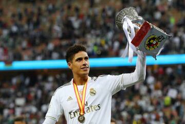 Varane with the Spanish Super Cup after Real Madrid beat Atlético in the final in Saudi Arabia last Sunday.