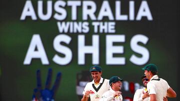 Australia&#039;s captain Steve Smith celebrates with team mates after winning the third Ashes cricket test match.    REUTERS/David Gray     TPX IMAGES OF THE DAY