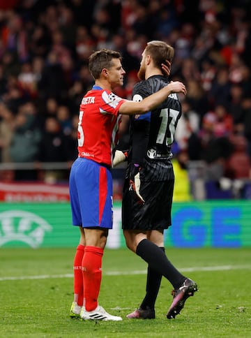 Csar Azpilicueta consolando al portero del Atltico de Madrid, Jan Oblak, tras la tanda de penaltis.