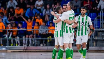 Jugadores del Betis celebran un gol ante el Barça en Liga.