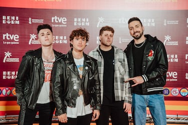 El cantante Noan (segundo por la izquierda).