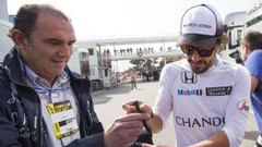 Fernando Alonso firmando un aut&oacute;grafo a un aficionado.