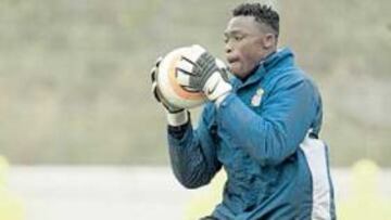 <b>ALGO TRISTE. </b>Kameni, durante un momento del entrenamiento de ayer.