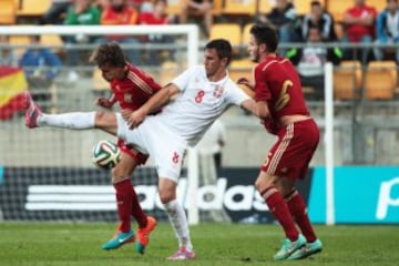 Aleksandar Pesic de Serbia, Sergi Roberto Carnicer y Saúl Niguez de España 