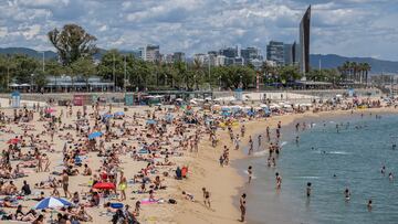 BARCELONA, SPAIN - 2020/06/13: People are seen bathing at the beach of Mar Bella amid coronavirus crisis.
First weekend of bathing on the beaches of Barcelona with the capacity controlled by surveillance cameras and continuous loud speaker warnings. (Photo by Paco Freire/SOPA Images/LightRocket via Getty Images)