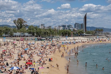 Esta playa está al lado de Bogatell y tiene un ambiente más joven, contando con un espacio reservado para el nudismo. También tiene instalaciones deportivas y un área de juegos infantiles.
