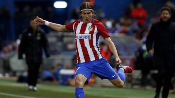 Filipe centra al área.