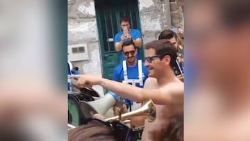 Casillas de fiesta en su pueblo: baila y dirige la orquesta