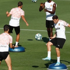 Manu Vallejo se queda en el Valencia hasta enero