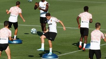 Manu Vallejo se queda en el Valencia hasta enero