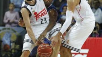 Sergio Llull, junto a Thomas Kelati y Ioannis Bourousis.