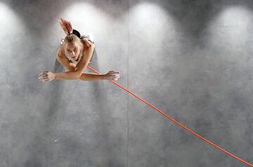 Janja Garnbret durante la clasificación de la escalada deportiva femenina. 