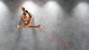 Janja Garnbret durante la clasificación de la escalada deportiva femenina.