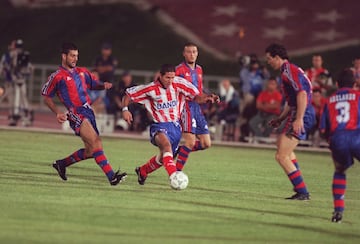 El 28 de agosto de 1996 se jugó en La Peineta la final de la Supercopa de España entre el Atlético y el Barcelona. En el partido de ida el club catalán ganó 5-2, y aunque en la vuelta ganó el Atlético por 3-1, no fue suficiente para los rojiblancos y los culés se llevaron su quinta Supercopa. En la imagen, Guardiola, y Luis Enrique persiguen a Simeone. 
 