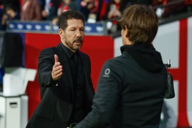 El entrenador del Atlético de Madrid, Diego Simeone, saluda Álvaro Rubio, entrenador del Real Valladolid.