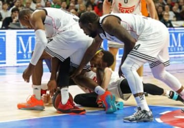 Jugadores del Real Madrid y el FC Barcelona luchan por el balón, durante el partido del Top-16 de la Euroliga
