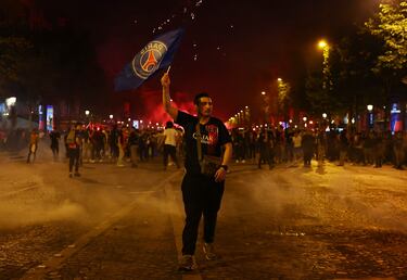 Los seguidores del PSG se congregaron en masa en el centro de París tras la victoria por 5-0 ante el Inter. Las celebraciones incluyeron fuegos, bengalas y banderas.