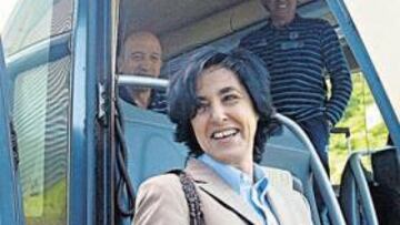 <b>¿DE QUÉ SE RÍEN? </b>María de la Peña sube al autobús en presencia de Lotina, ayer en Zubieta.