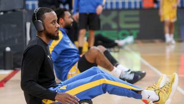 ATHENS, GREECE - JANUARY 13: Lorenzo Brown, #4 of Maccabi Playtika Tel Aviv warm up prior the 2022-23 Turkish Airlines EuroLeague Regular Season Round 19 game between Panathinaikos Athens and Maccabi Playtika Tel Aviv at OAKA on January 13, 2023 in Athens, Greece. (Photo by Panagiotis Moschandreou/Euroleague Basketball via Getty Images)